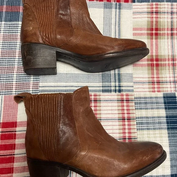 UGG Collection, made in Italy… Women’s Ankle Leather Boots, w/ shearling sole. - Picture 10 of 12